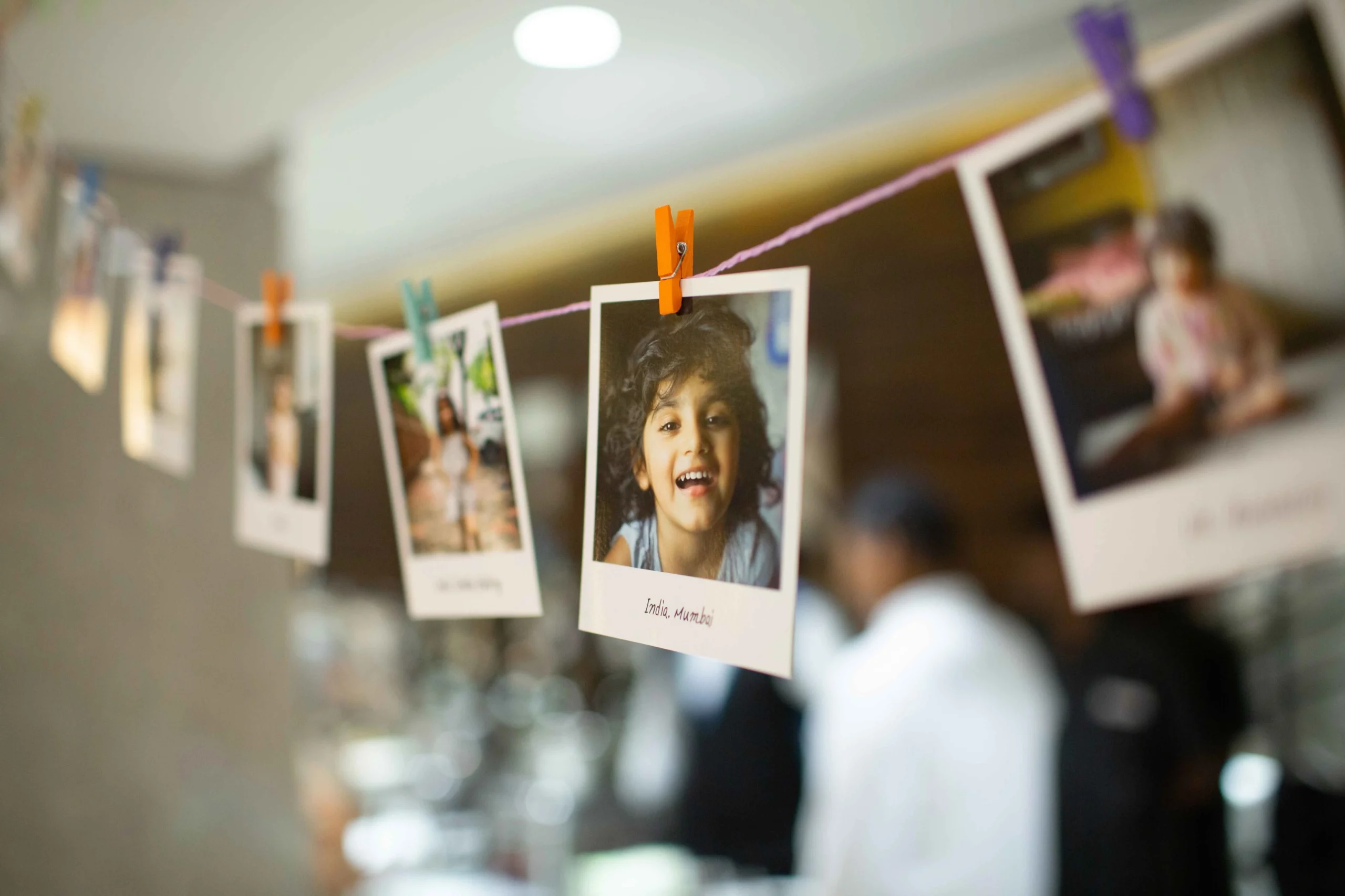 Ciptakan Kesan Klasik, Ini 7 Inspirasi Dekor Dinding Kamar dengan Foto Polaroid