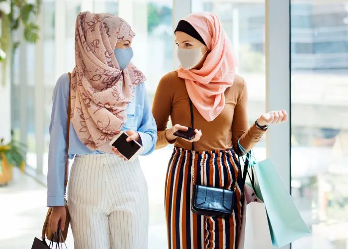 7 Inspirasi OOTD Hijab Pakai Masker dan Kacamata, Tampilan Stylish!