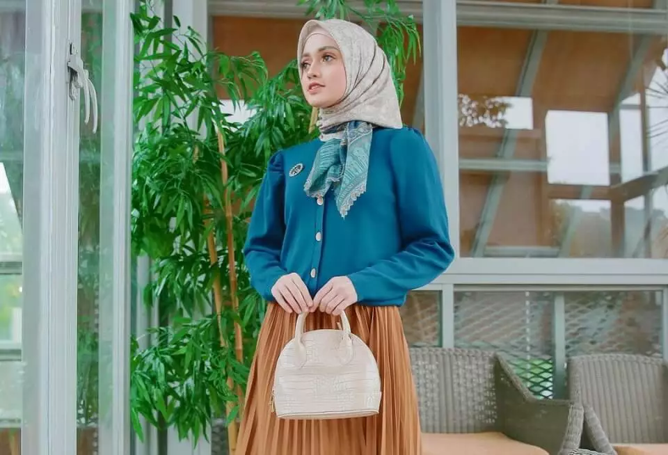 7 OOTD Rok Plisket dan Cardigan, Tampilan Santai hingga Formal!