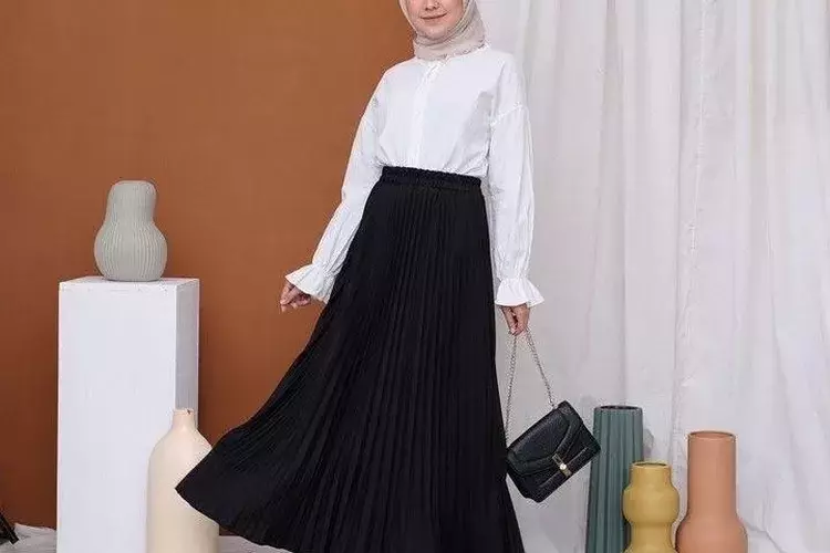 ootd-rok-plisket-hitam-dan-kemeja