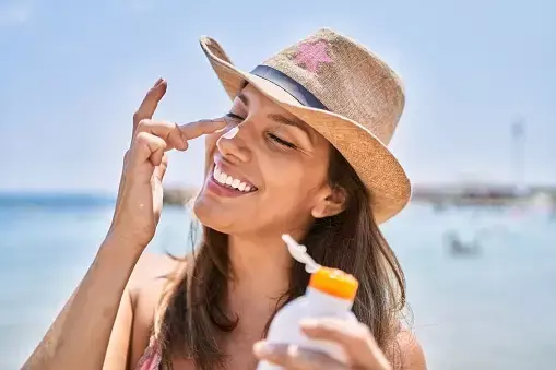 Bingung Pilih Sunscreen yang Cocok untuk Kulit Sensitif? Lakukan 8 Tips Ini
