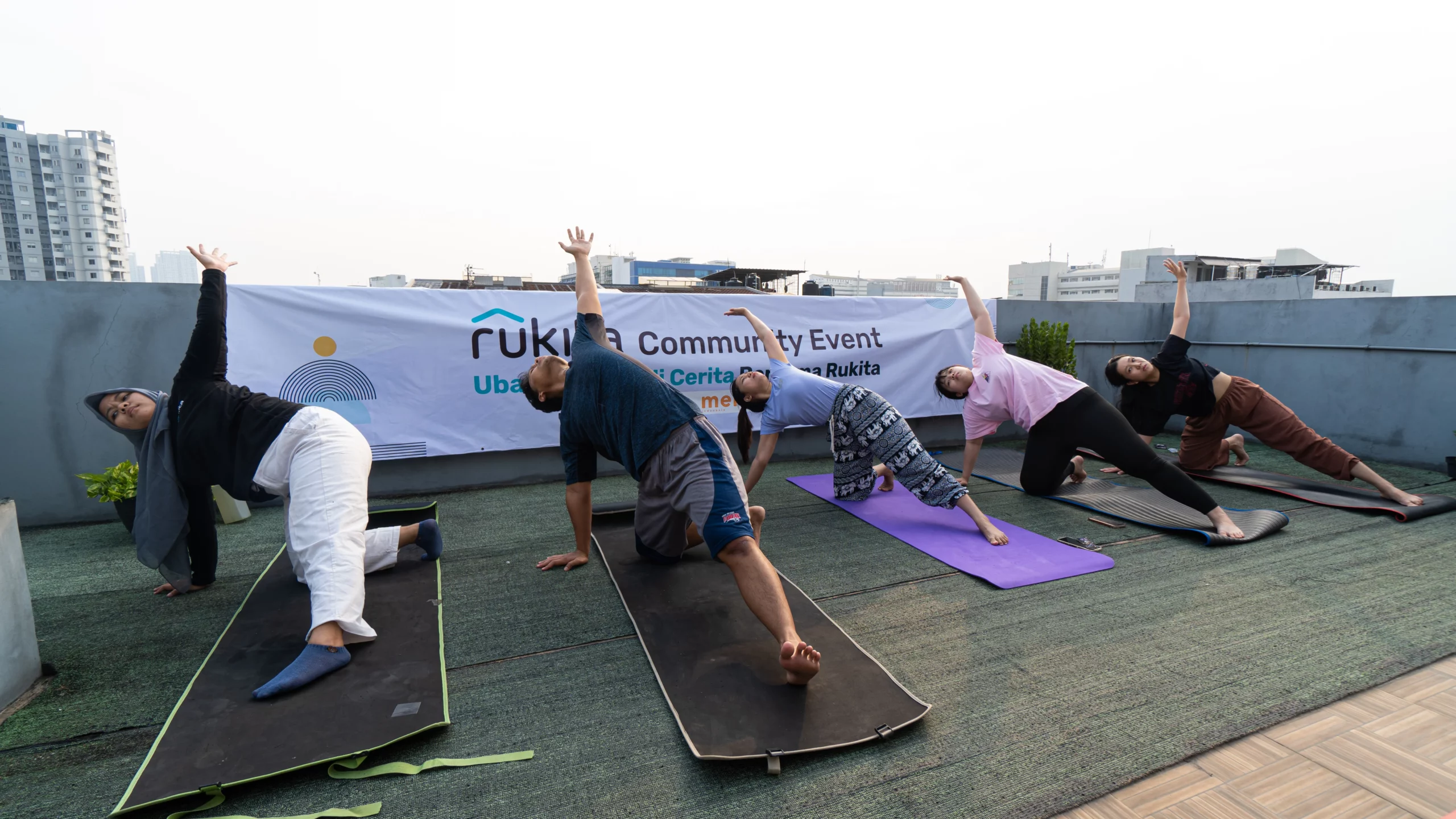 Usir Penat di Akhir Pekan, Let's Get Yoga with Rukita!