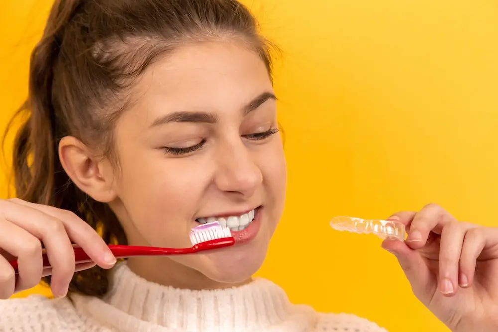 8 Cara Memutihkan Gigi Kuning, Ada Secara Alami