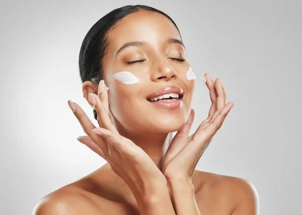 5 Rekomendasi Sunscreen untuk Kulit Kering, Kulit Aman dari Sinar Matahari!