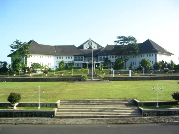 10 Universitas Negeri di Jawa Tengah, Calon Mahasiswa Wajib Tahu!