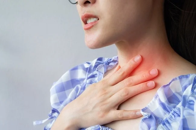 Penyebab, Cara Mengatasi, dan Pencegahan Tenggorokan Kering