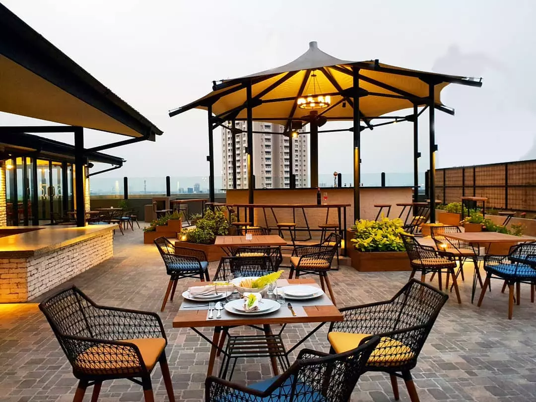 Rooftop West, Cafe Rooftop di Jakarta dengan View Bagus dan Live Music