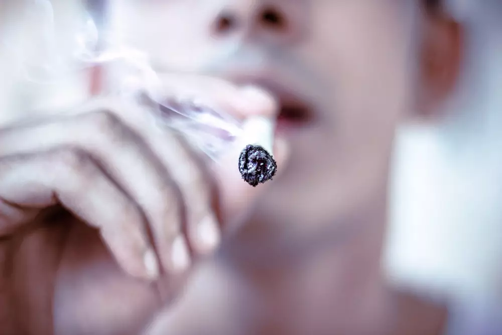 10 Cara Menghilangkan Bau Rokok di Mulut dalam Sekejap