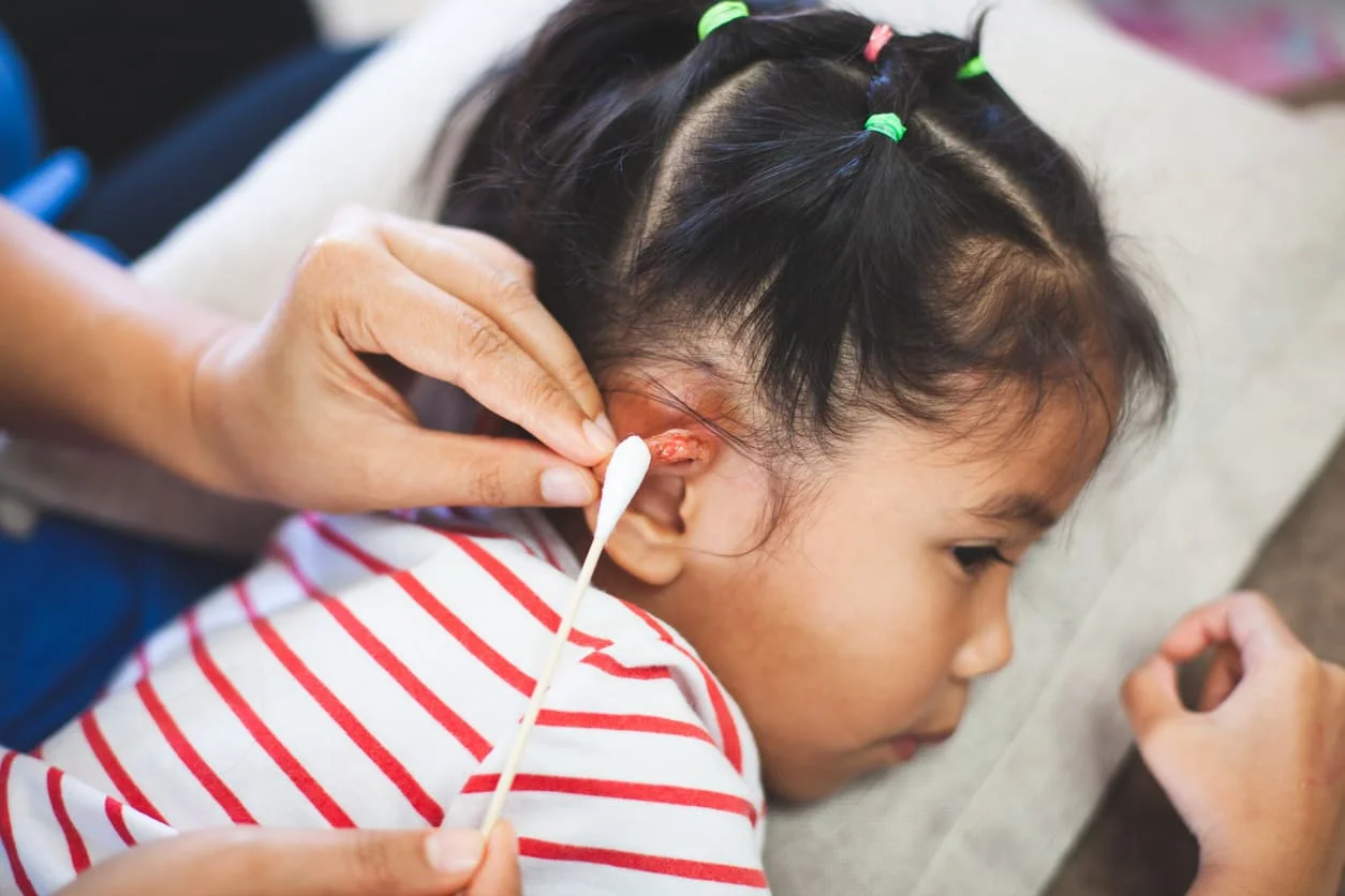 7 Langkah Pertolongan Pertama Sakit Telinga pada Anak