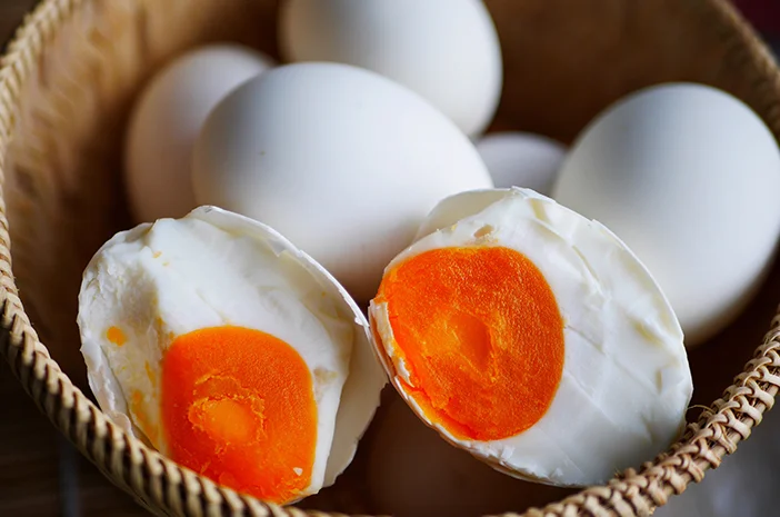 8 Khasiat Telur Bebek untuk Kesehatan | Nggak Melulu Bikin Kolesterol!