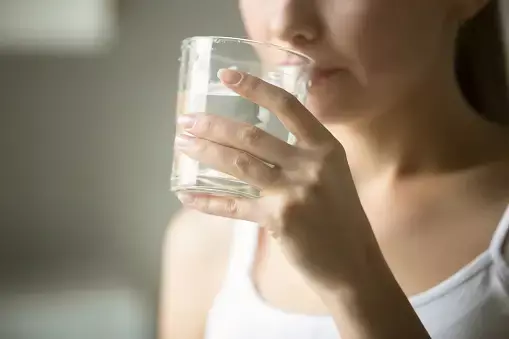 Manfaat dan Bahaya Minum Air Dingin, Kenali Efek Sampingnya