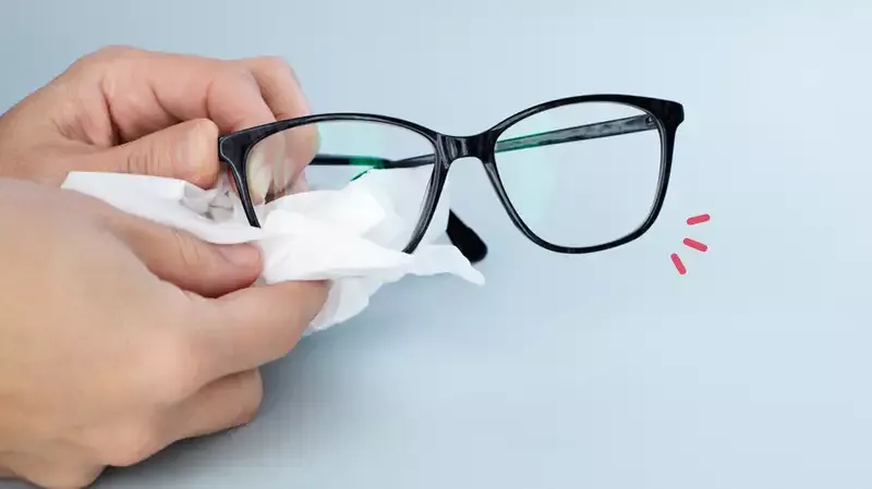 5 Cara Membersihkan Kacamata yang Tepat Agar Tidak Tergores
