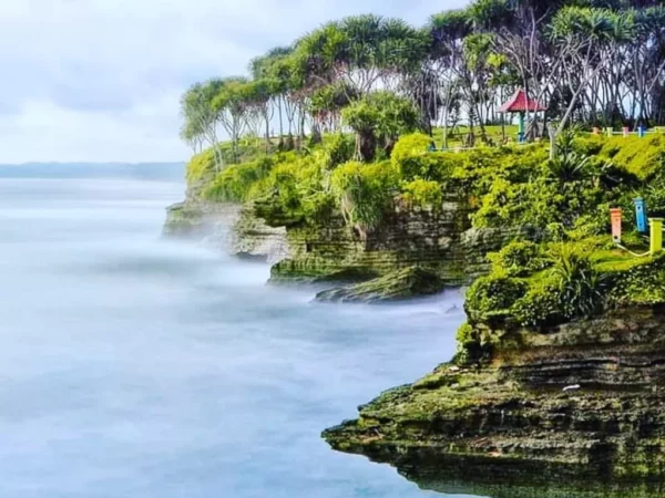 5 Pantai di Jawa Barat Terpopuler | Selalu Jadi Favorit Banyak Orang!
