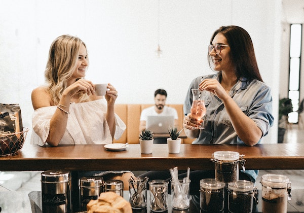 Pahami Manfaat Deep Talk dengan Teman dan Pilihan Topik yang Bisa Dibahas