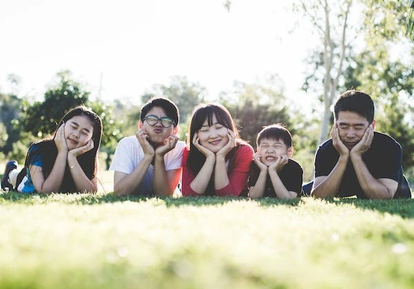 5 Inspirasi Pose Foto Keluarga, Rayakan Momen Bersamamu!