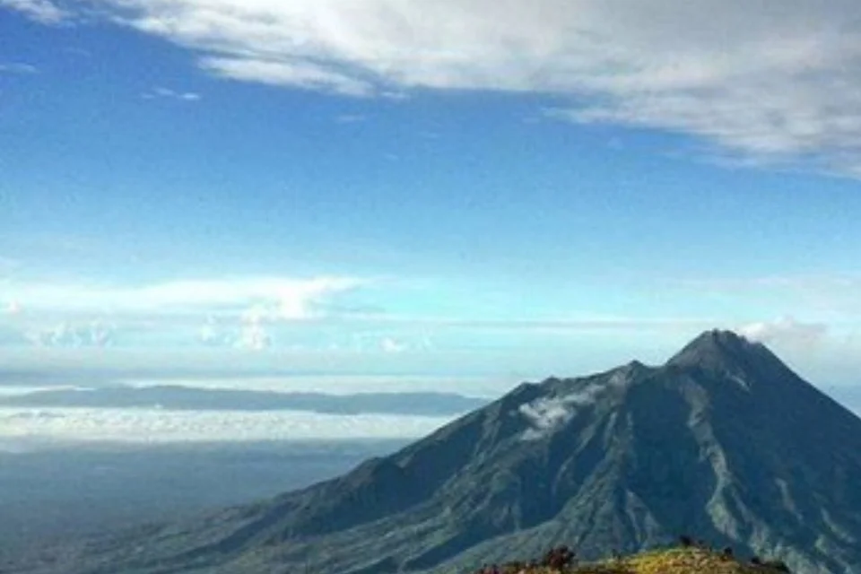 Legenda, Cerita Mistis dan Fakta Menarik Gunung Lawu, Kamu Wajib Tahu!