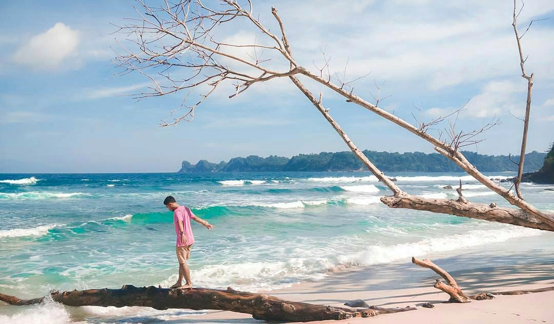 5 Wisata Pantai di Malang, Pesonanya Sayang Dilewatkan