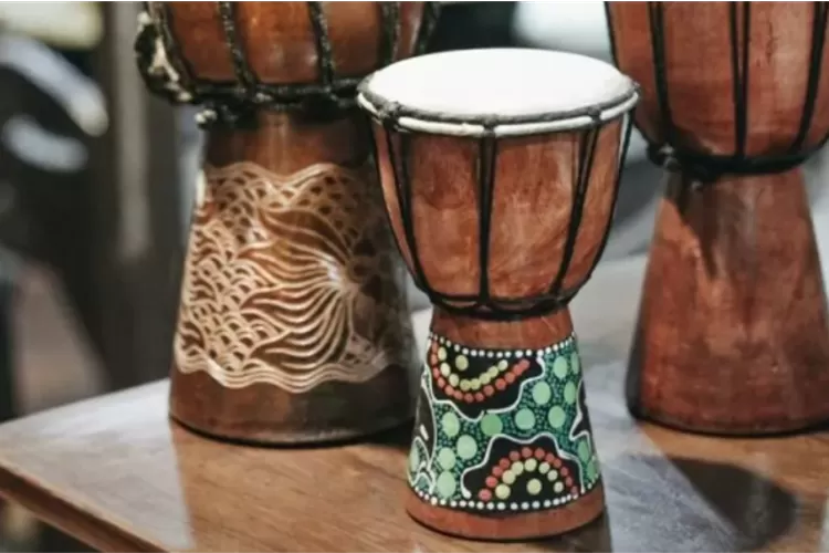 Ini Fungsi dan Cara Memainkan Tifa, Alat Musik Tradisional dari Papua