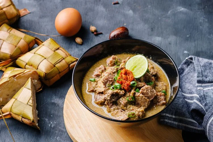 Kuliner Coto Makassar: Sejarah, Bahan Penyajian, Rekomendasi Restoran