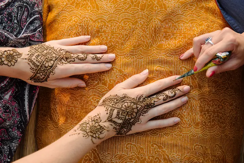 Cara Menghilangkan Henna di Tangan Secara Cepat | Jadi Bersih Lagi, deh!