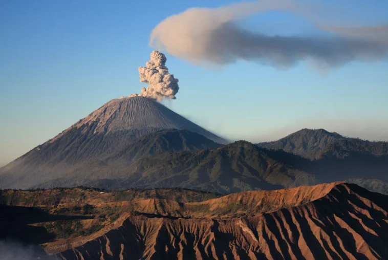 Mengenal Gunung Semeru, Mulai dari Legenda sampai Jalur Pendakiannya