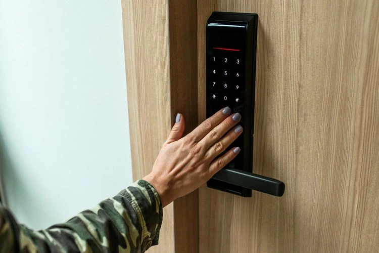 Tingkatkan Keamanan Rumah, Simak Keuntungan Menggunakan Smart Door Lock