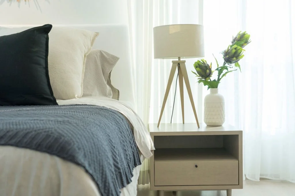 7 Inspirasi Meja Kamar Tidur untuk Ruangan Minimalis