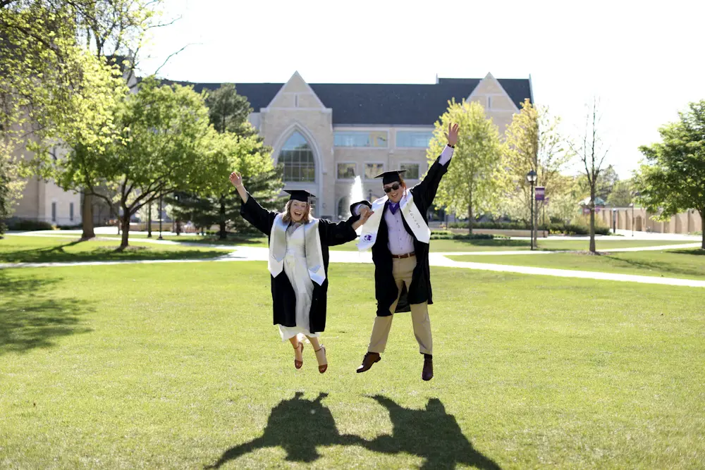 inspirasi-foto-wisuda-dengan-pasangan-run-sobut