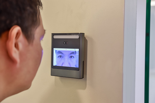 pemindai wajah tren bisnis kost 2026